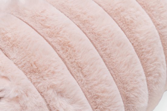 Close-up van de zachte, geribbelde stof van een beige knuffel.