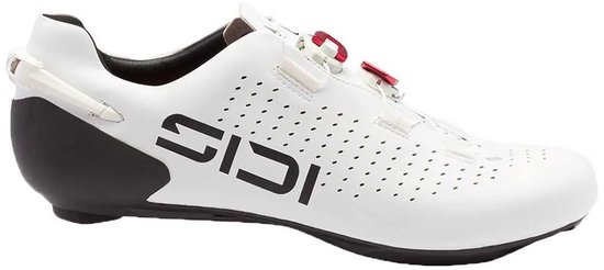Zijkant van een witte Sidi wielrenschoen met groot zwart Sidi-logo, perforaties en rode sluitingen.