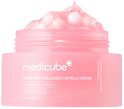 MediCube PDRN Pink Collagen Capsule Cream in een roze pot, met een opengewerkt deksel dat gevuld is met crème met roze capsules.