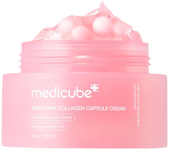 MediCube PDRN Pink Collagen Capsule Cream in een roze pot, met een opengewerkt deksel dat gevuld is met crème met roze capsules.