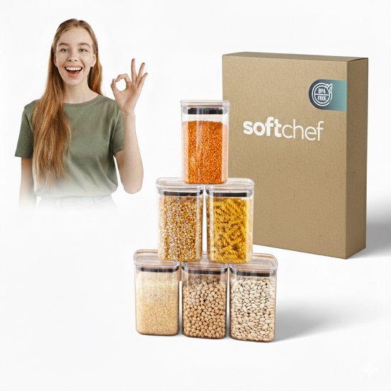 Fille joyeuse faisant un geste 'ok' à côté d'une pyramide de 6 pots de conservation Soft Chef transparents remplis de pâtes, pois chiches, riz et lentilles.