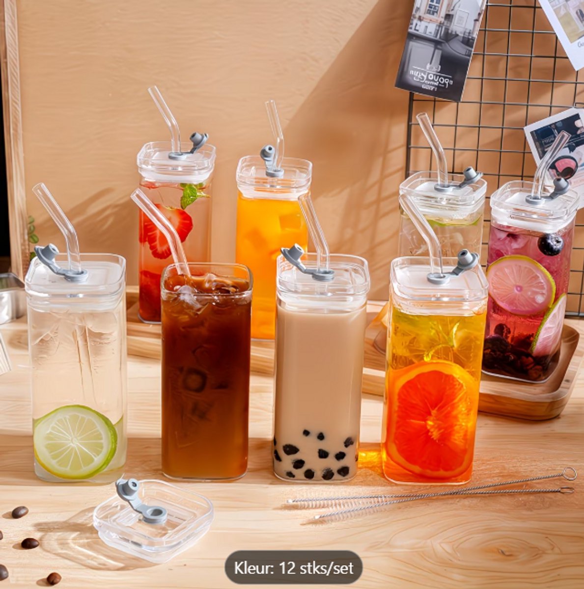 Een set van 12 vierkante koffieglaazen met deksels en rietjes, geschikt voor heldere melktea en sap, perfect voor familiebijeenkomsten, en inclusief een rietjesreinigingsborstel als cadeau.