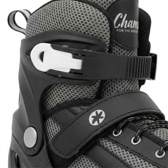 Detail van zwarte Champz skeeler met gesp en veters