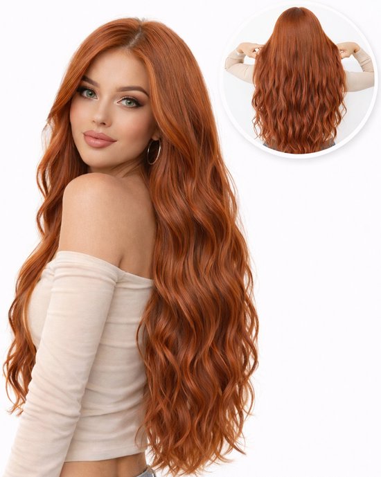 Vrouw met lange, golvende, koperrode pruik, gedragen met een beige off-shoulder top. Inzet toont de achterkant van de pruik.