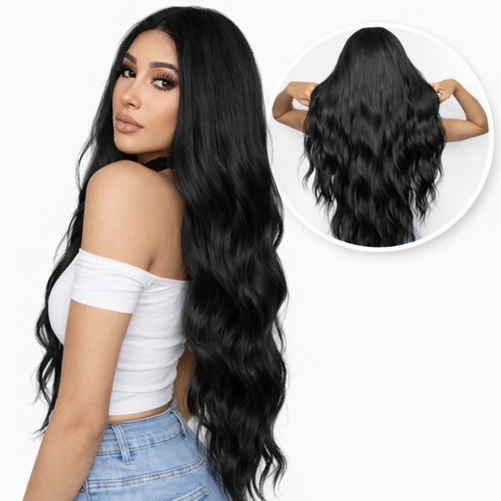 Model met lange, golvende zwarte pruik, aan de zijkant gedragen, met inzet van de achterkant van het haar.
