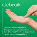 Handen die serum op de andere hand aanbrengen. Tekst "Gebruik 2-3 druppels puur of Meng ze met je gezichtscrème".