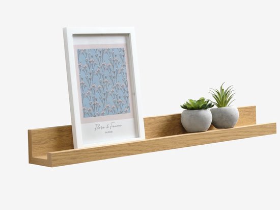 Ondiepe fotoplank in naturel eikenlook, gestyled met een witte lijst en twee kleine planten