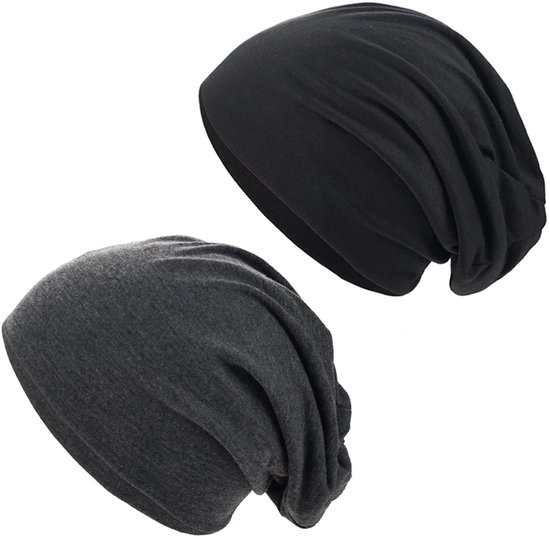 Een zwarte en een donkergrijze slouchy beanie.