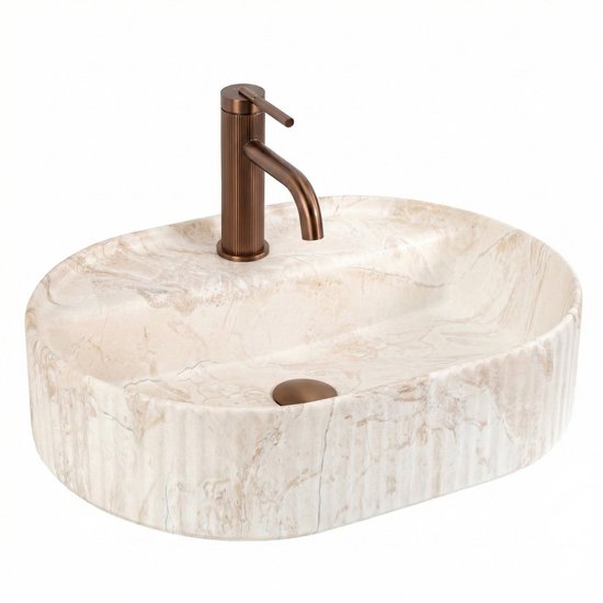 Ovaal beige waskom met marmerlook en verticale groeven, met bronzen kraan, op witte achtergrond.