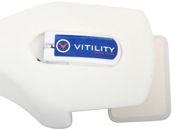 Detail van de witte badrandbeugel met het blauwe label 'Vitility Home Care' en het vinkje logo.