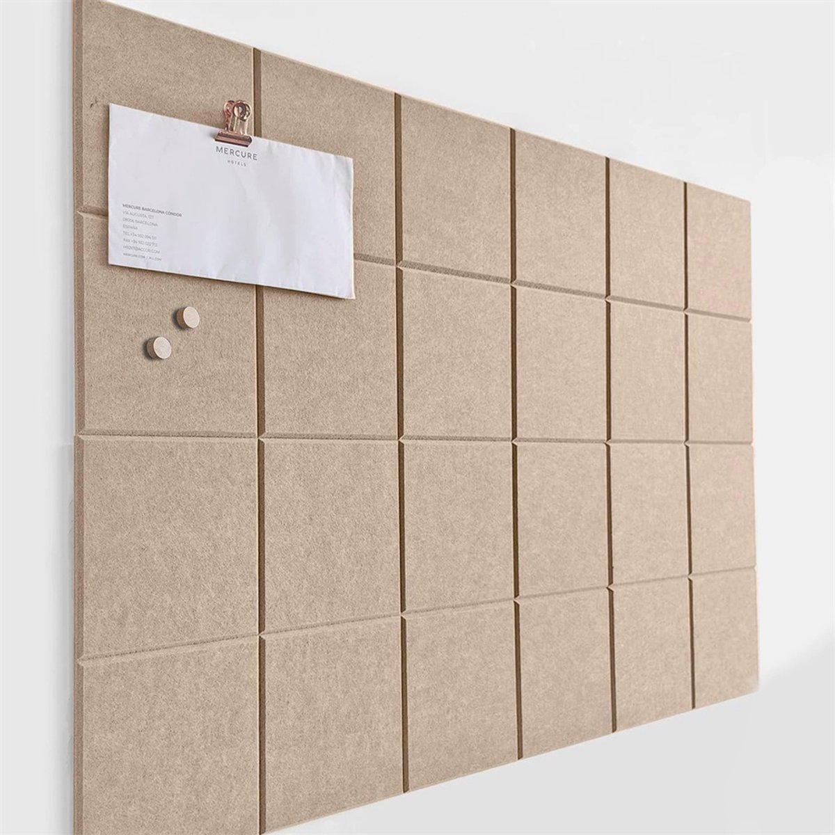 Set van 6 prikborden, een alternatief voor kurkborden, vilten prikborden voor kantoor, thuis of in de klas, vilten wandtegels met zelfklevende tabs en punaises, totale afmeting 90 x 60 cm, Kameelbruin