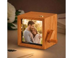 Seven Karma® MemoryBox – 16 Foto’s – Gepersonaliseerde Fotoalbum Doos met Zwengel – Met Dimbaar LED Licht – Oplaadbaar via USB-C – Cadeau voor Valentijn, Verjaardag, Huwelijk, Geboorte, Moederdag & Vaderdag