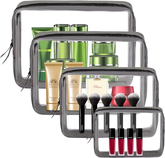 Quatre trousses de toilette transparentes de différentes tailles avec du maquillage, des produits de soins et des pinceaux.