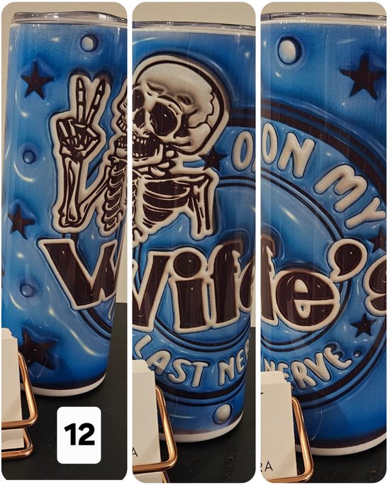 Blauwe RVS tumbler met skelet dat een vredesteken geeft en de tekst 'Wife's Last Nerve'.