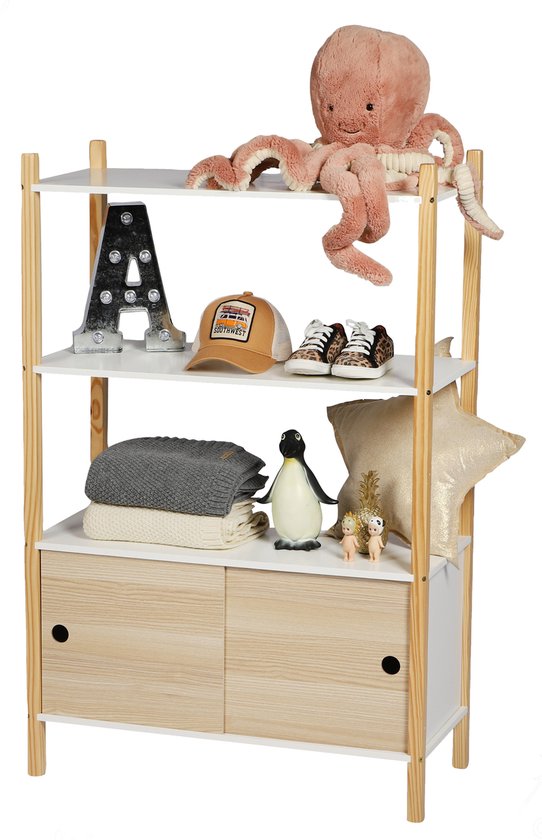 Boekenkast met houten frame, witte planken en lichte houten deuren. Gevuld met decoratie.