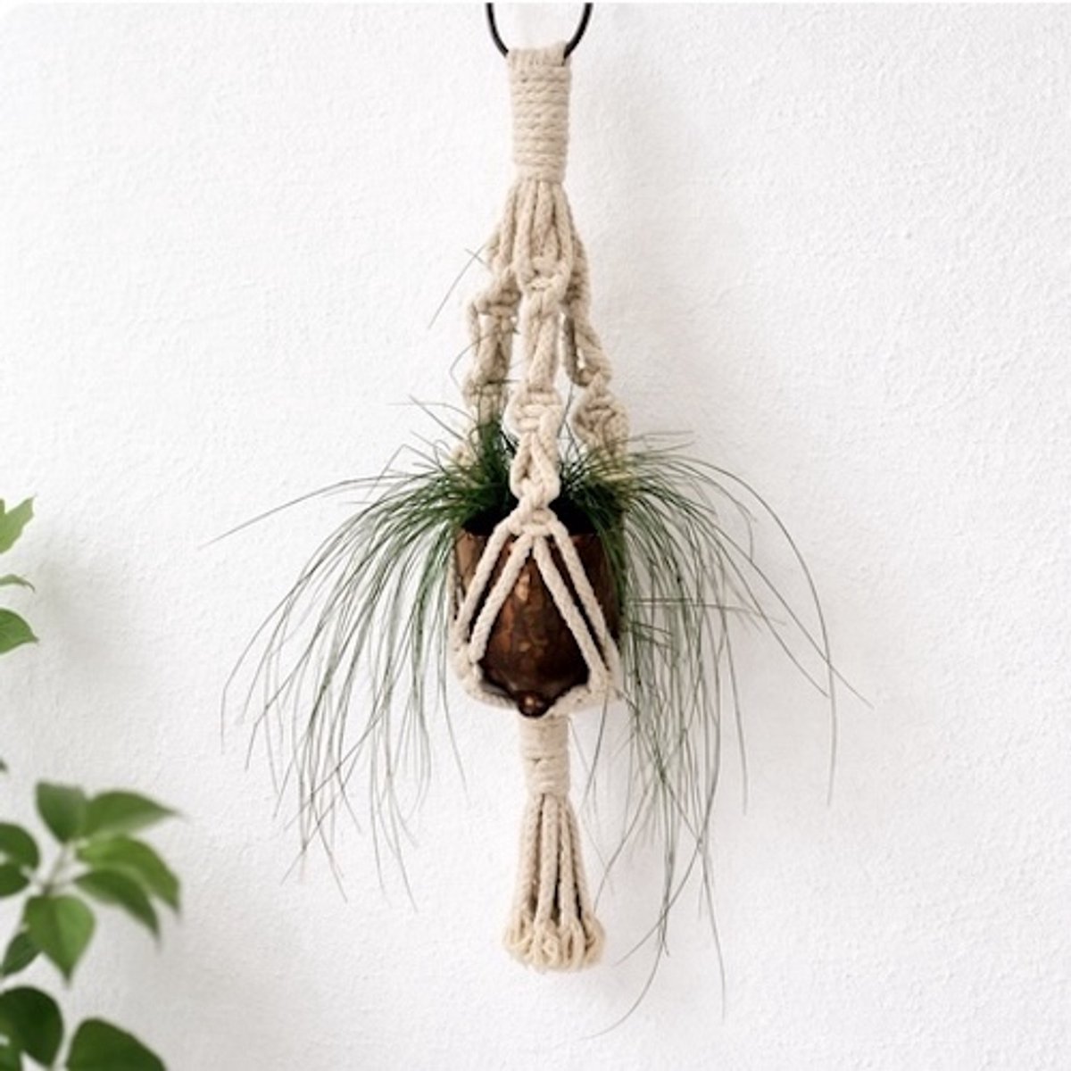 Luna-Leena duurzame macramé mini plantenhanger van katoen - gebroken wit - L36cm - handgemaakt in Nepal - decoratie - hanging basket - plant hanger - moederdag