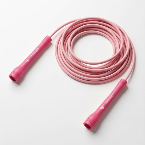Een roze 'IRISH AIR' springtouw, opgerold op een witte achtergrond. De handvatten zijn roze met het logo erop.