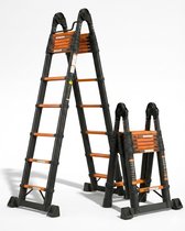 Een uitgeschoven en een ingeklapte zwarte en oranje telescoopladder op witte achtergrond.