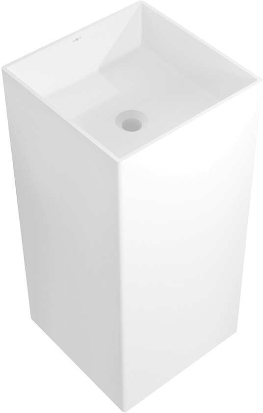 Vrijstaande, vierkante witte wastafel met een subtiel aflopend interieur en een afvoerputje.