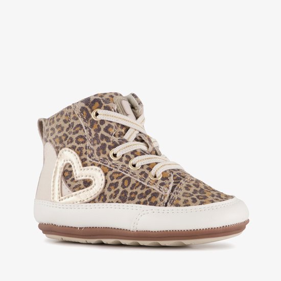 Beige bruine babyschoen met panterprint, veters, ritssluiting en gouden hartdetail.