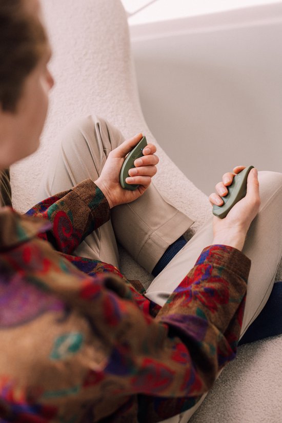 Glimp Pebbles: De slimme ademcoach in je handen - Olive Green van Glimp — afbeelding 3