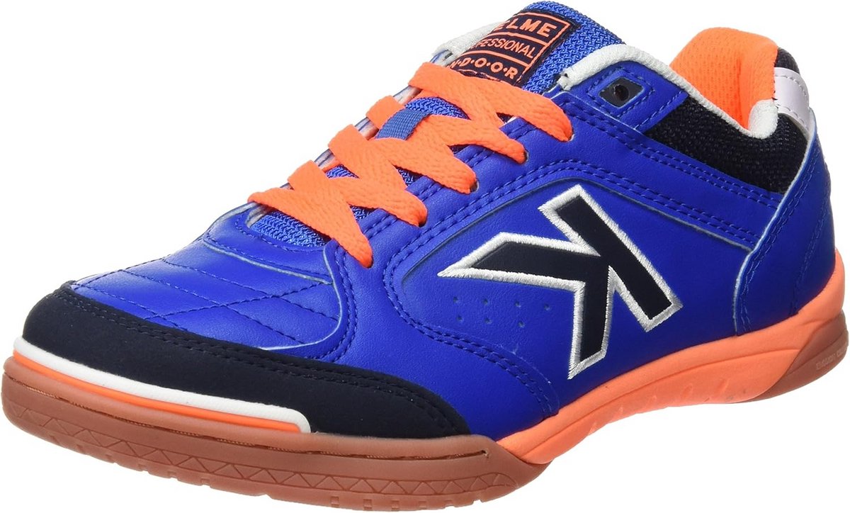 Uniseks zaalvoetbalschoenen in blauw met oranje accenten, ontworpen voor optimale grip en comfort.