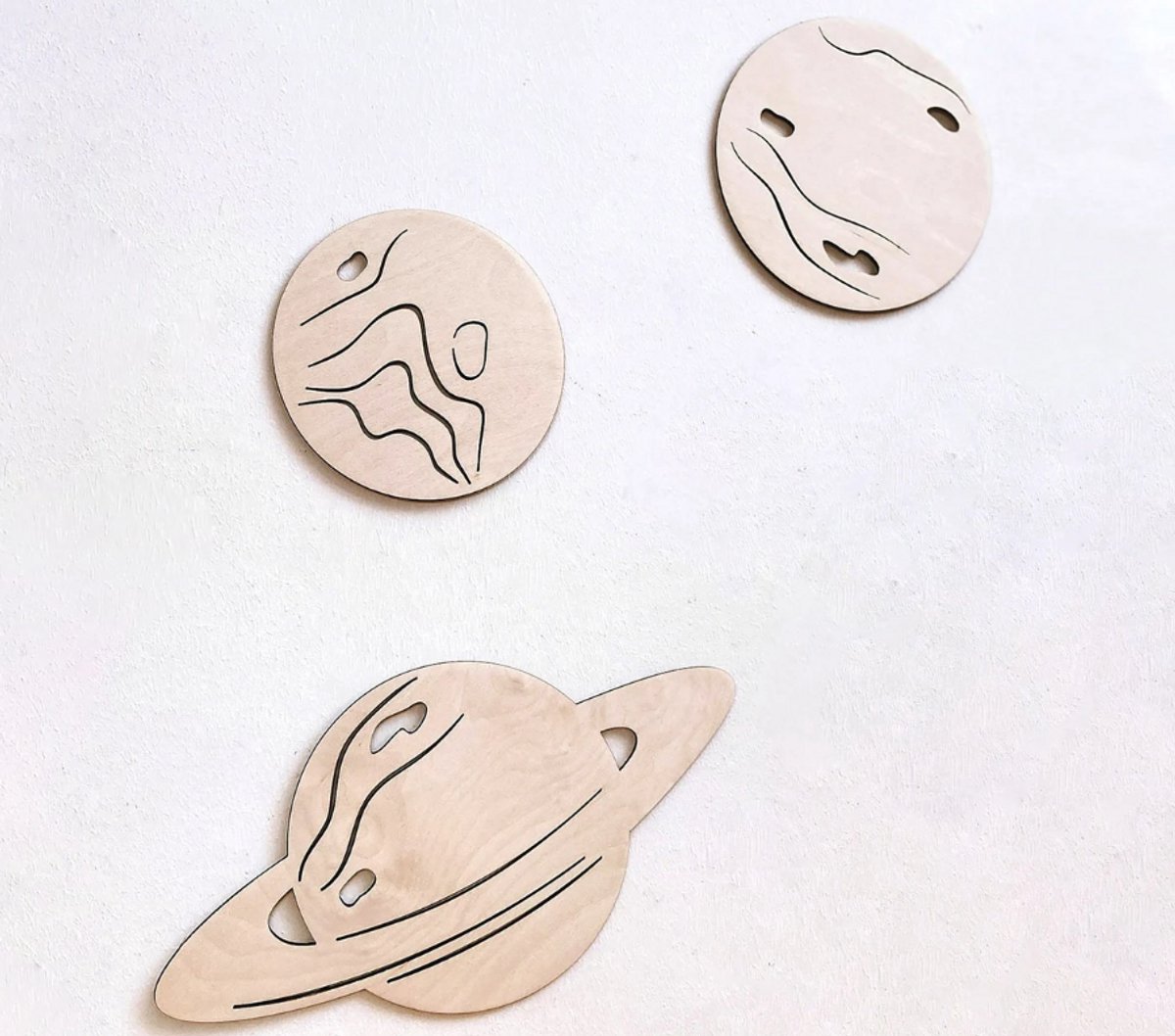 Drie houten planeten, kosmosdecoratie, wanddecoratie voor de kinderkamer, houten planetenset, kinderkamerdecoratie, babykamerdecoratie/kinderkamerdecoratie