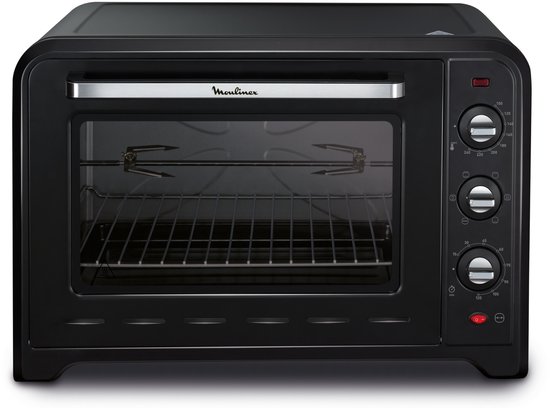 Zwarte Moulinex Optimo oven met zilverkleurige handgreep en bedieningsknoppen. Een rooster en spit zijn zichtbaar in de oven.