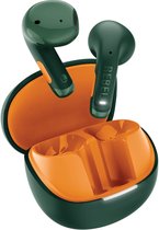 Groene oordopjes met oranje accenten in een open, groene en oranje oplaadcase.