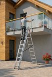 Man reinigt balkon met een aluminium A-frame ladder.