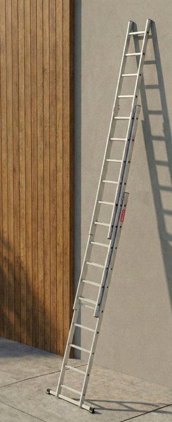Aluminium ladder opgesteld tegen een muur, met schaduwen op de muur.