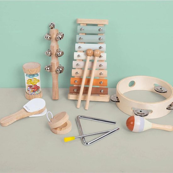 Houten muziekinstrumenten: xylofoon, tamboerijn, maracas, triangel, castagnetten, belletjes, regenmaker en handklapper.