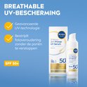 Een flesje en doosje NIVEA SUN 2in1 Primer UV Serum met "BREATHABLE UV-BESCHERMING", "SPF 50+" en "GEAVANCEERDE UV-TECHNOLOGIE".