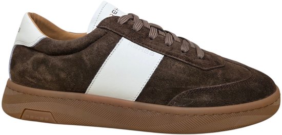 Bruine suède sneaker met witte streep op de zijkant, veters en bruine zool. Logo op de zijkant van de zool.