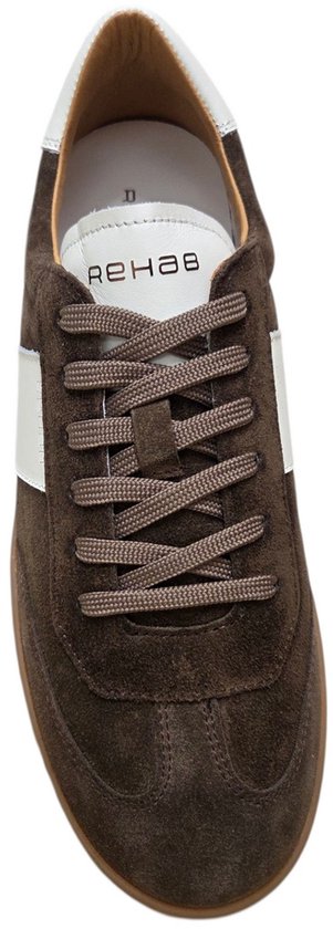 Bruine suède sneaker met witte streep, bruine veters en zool.