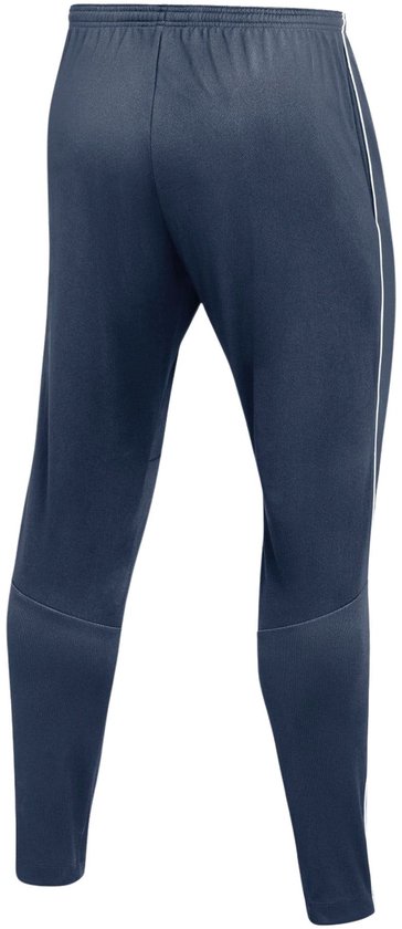 Achterkant van een donkerblauwe Nike trainingsbroek voor heren met witte biezen.