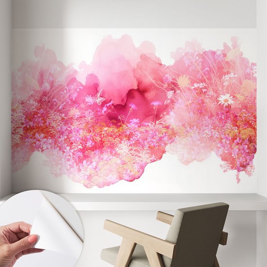 Roze, abstract, bloemenbehang in een hoek met stoel.