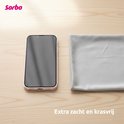 Een smartphone en een gevouwen lichtgrijs microvezeldoek op een houten ondergrond. De tekst "Extra zacht en krasvrij" staat rechtsonder.