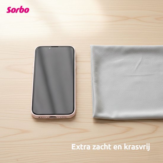 Een smartphone en een gevouwen lichtgrijs microvezeldoek op een houten ondergrond. De tekst "Extra zacht en krasvrij" staat rechtsonder.