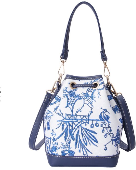 Donkerblauwe emmer tas met wit canvas en blauw Chinoiserie patroon. Goudkleurige hardware en hengsels.