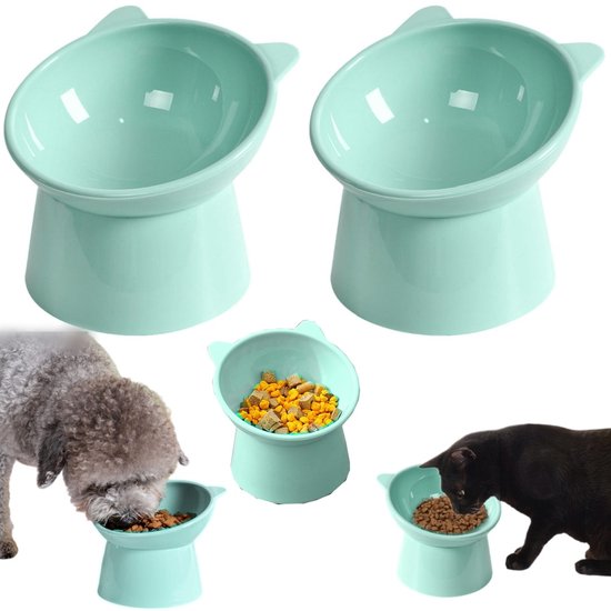 Twee mintgroene verhoogde kattenbakjes, met een hond en een zwarte kat die uit vergelijkbare bakjes eten.
