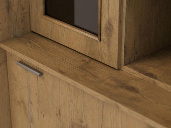 Close-up van een houten kastfront met metalen handvat en een glazen vitrinedeur.