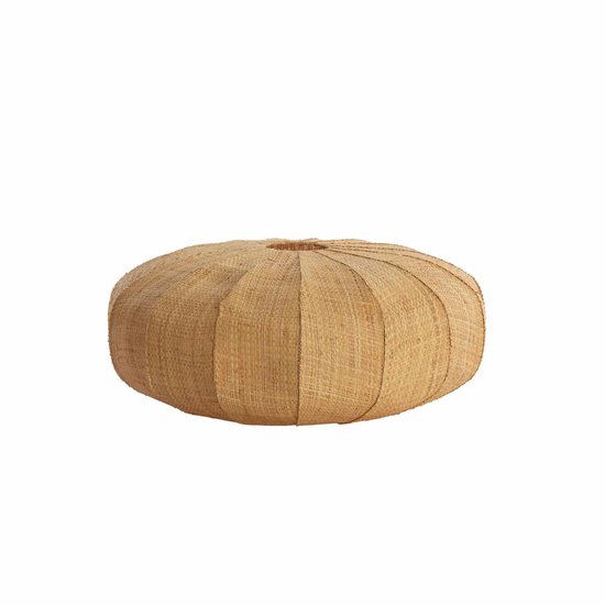 Pouf rond et tressé en rotin de couleur naturelle, avec des plis verticaux.