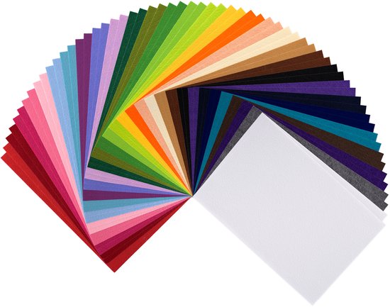 Een waaier van veelkleurige vellen vilt, gerangschikt op kleur.