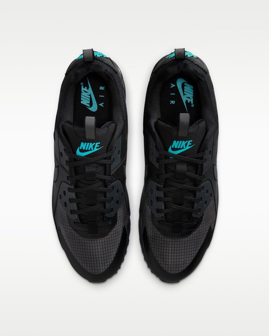 Bovenkant van zwarte Nike Air Max 90 Drift sneakers met turquoise Nike Air logo's op de inlegzolen en tong.