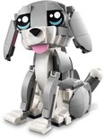 Chien LEGO gris avec de grands yeux bleus, la langue sortie et la queue levée.