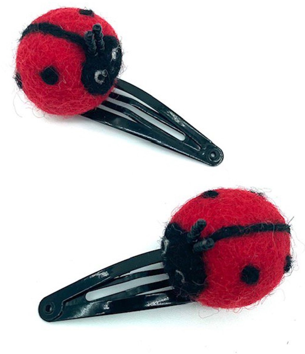 Luna-Leena duurzame haarspeldjes lieveheersbeestje red (set) - L5cm - wol vilt - klik klak speld zwart - handgemaakt in Nepal - ladybug hair clips - haar accessoires - cadeau - feest - verjaardag - sieraad - dieren speldjes
