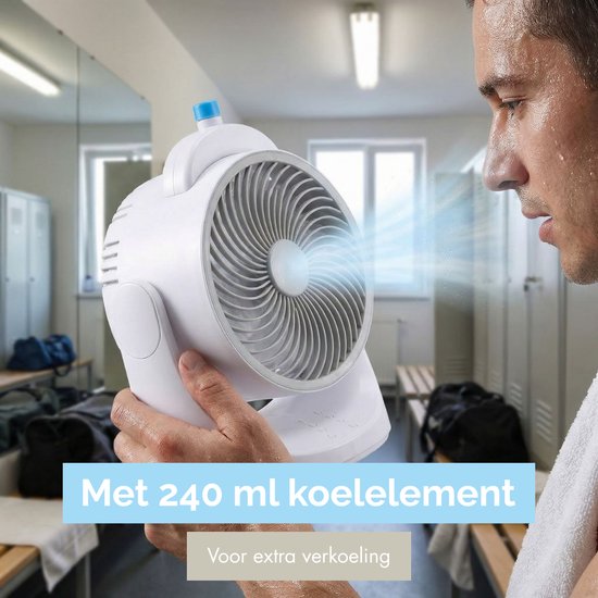 Man in kleedkamer houdt een witte ventilator vast die koele lucht blaast. Tekst: 'Met 240 ml koelelement'.