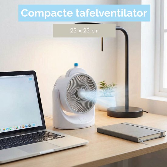 Witte tafelventilator op een bureau met een laptop en een plant. Blaast koele lucht. Afmetingen 23 x 23 cm aangegeven.