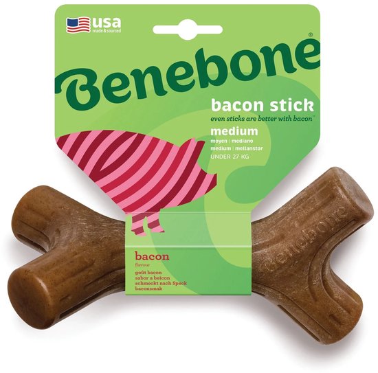 Verpakking van een Benebone bacon stick medium, met een afbeelding van een roze gestreepte varken.